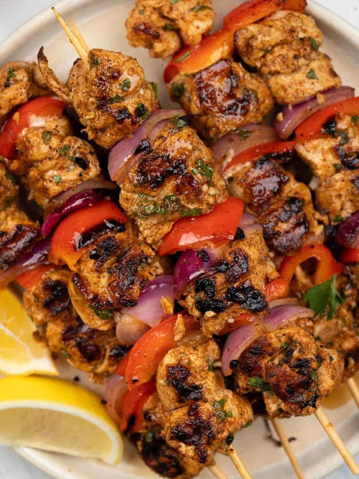 Brochettes de poulet mariné grillées avec poivrons et oignons rouges